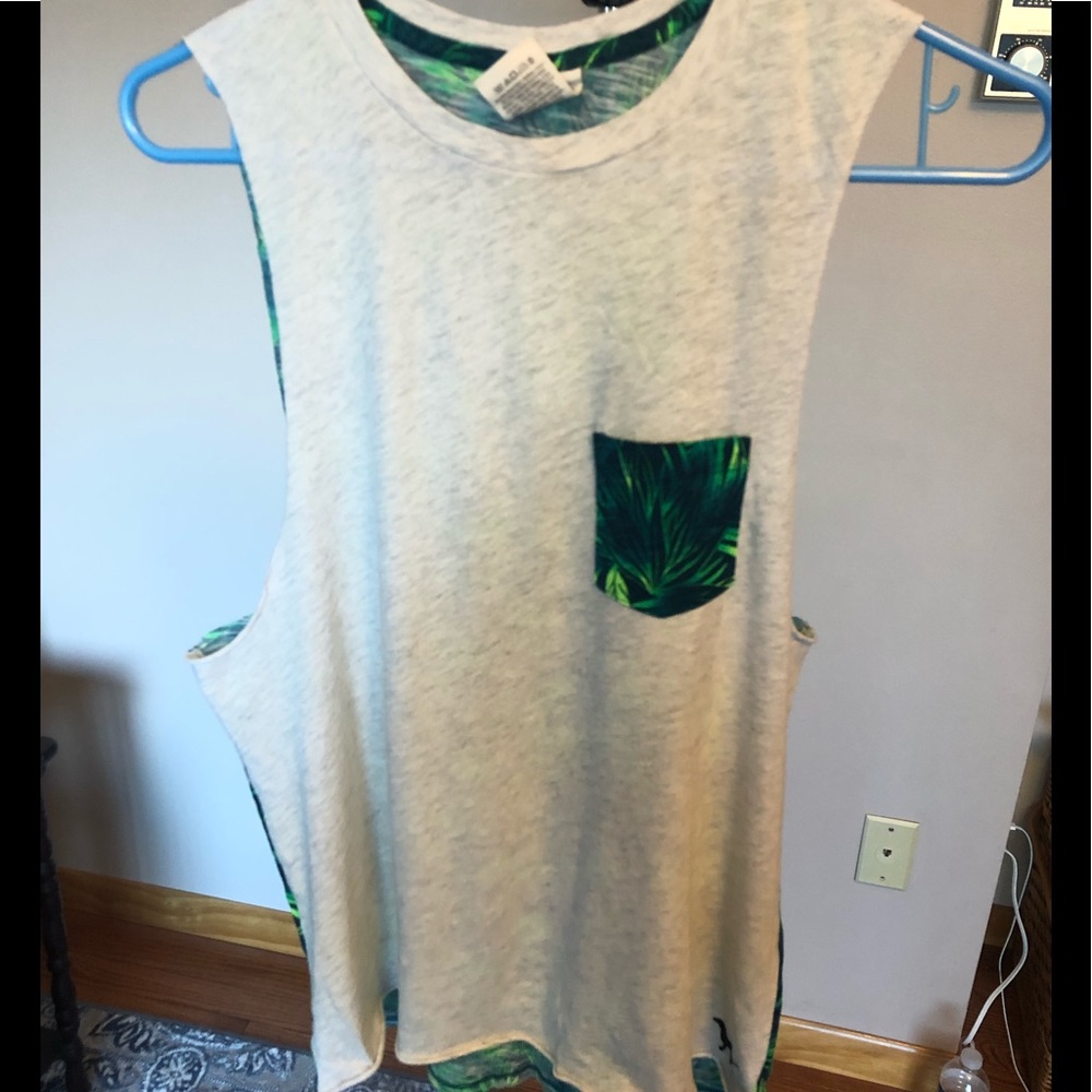 Women’s graphic muscle tee